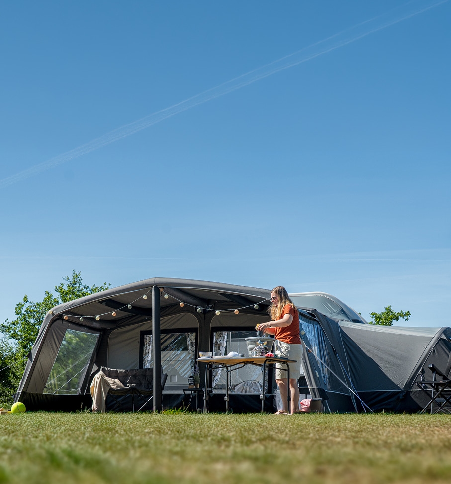 Geräumiges Vorzelt für Camper mit Markise auf dem Campingplatz