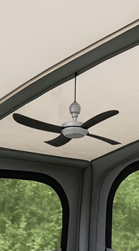 Moderner Deckenventilator im Gartenpavillon