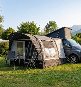 Kastenwagen mit Vorzelt und Aufstelldach