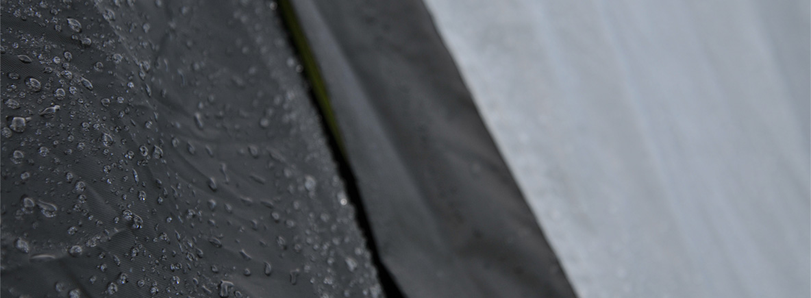 Nasses Zelt durch Regen
