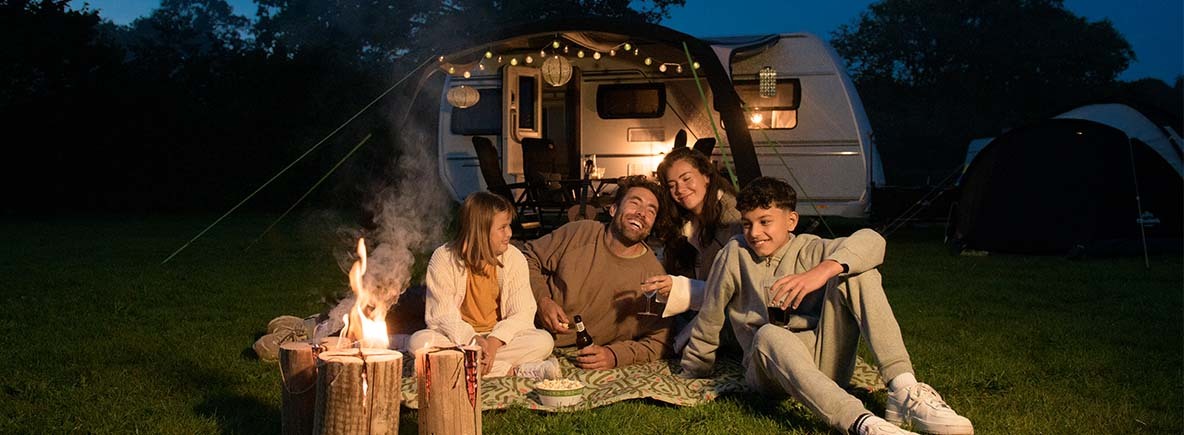 Familie campen zu Weihnachten