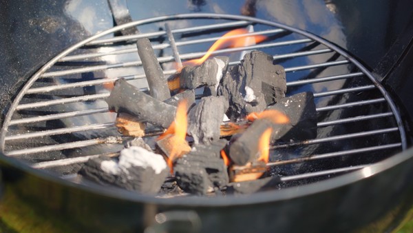 Holzkohlegrill anzünden